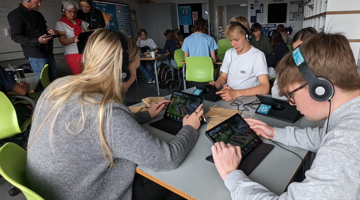 En af de klasser, som har sagt ja til at omdanne deres klasseværelse til et spilunivers for et par timer, er 7.U på Vitaskolen i Esbjerg. Foto: Rybners