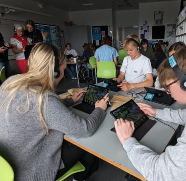 En af de klasser, som har sagt ja til at omdanne deres klasseværelse til et spilunivers for et par timer, er 7.U på Vitaskolen i Esbjerg. Foto: Rybners