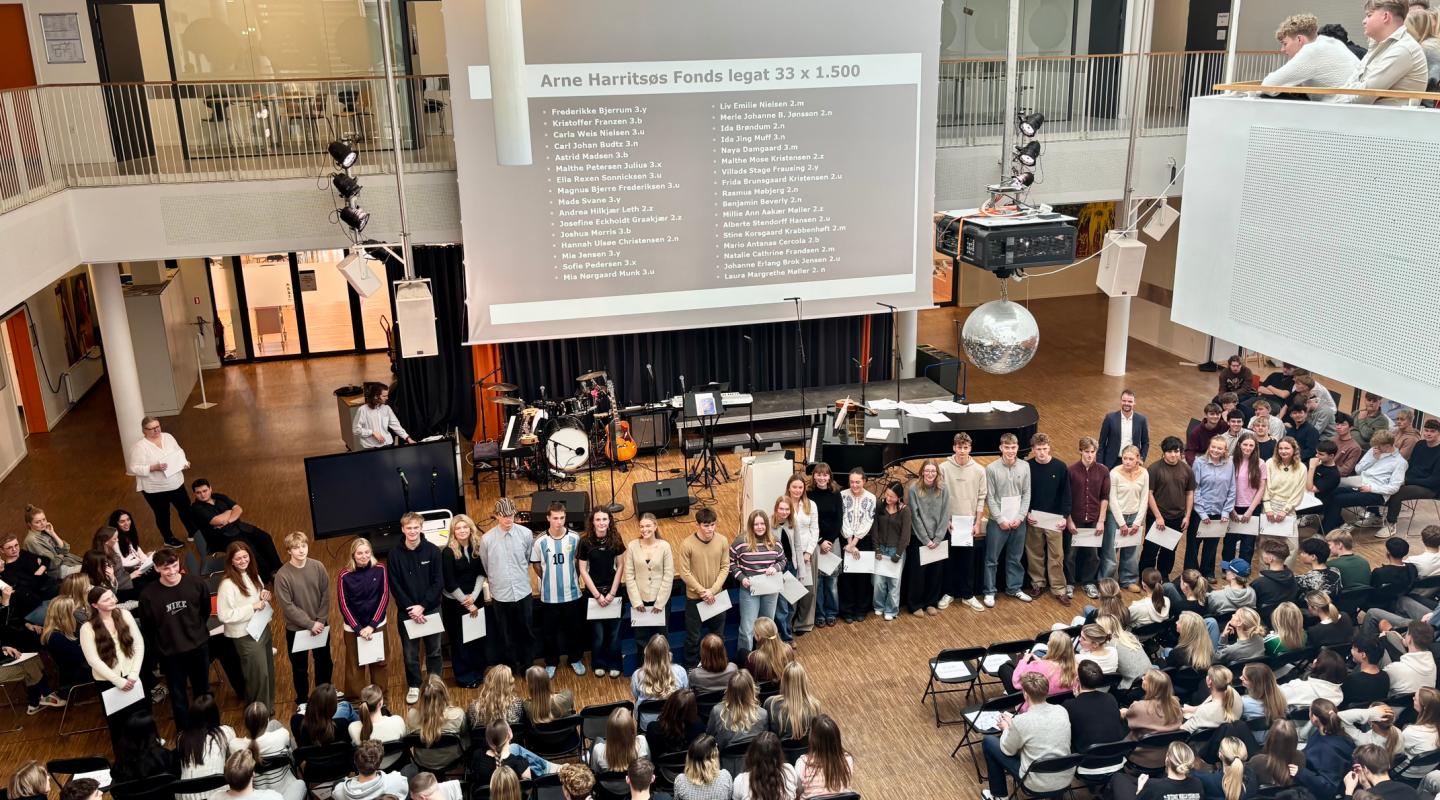 Her ses de 33 nuværende elever på Rybners Almene Gymnasium, som hver modtog 1.500 kroner fra Lektor Arne Harritsøs Fond.