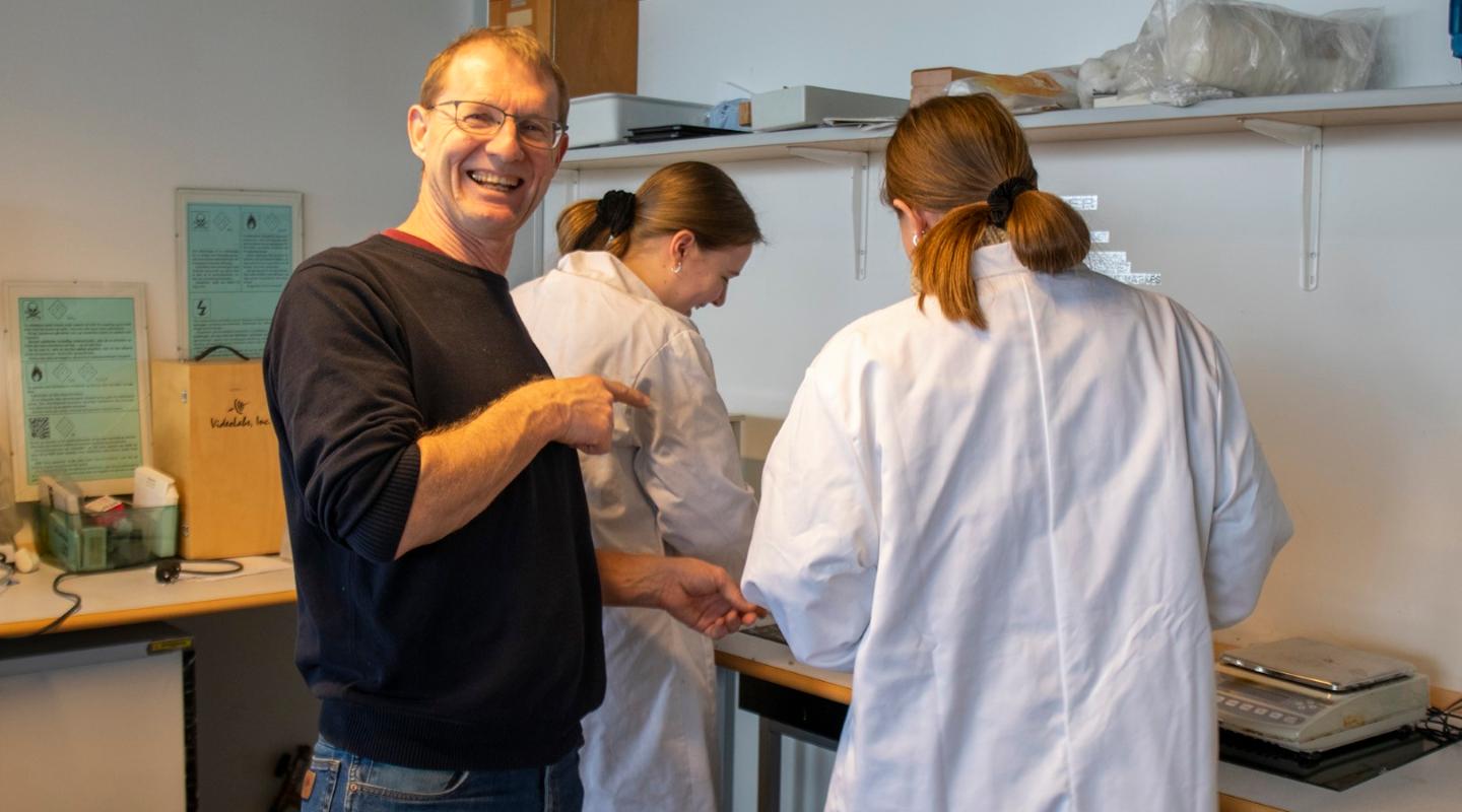 Foto: Underviser på HTX Lars Mikael Husum og navnesøstrene Emma. De to elever forsøger at lave engangskopper af bananskræller.