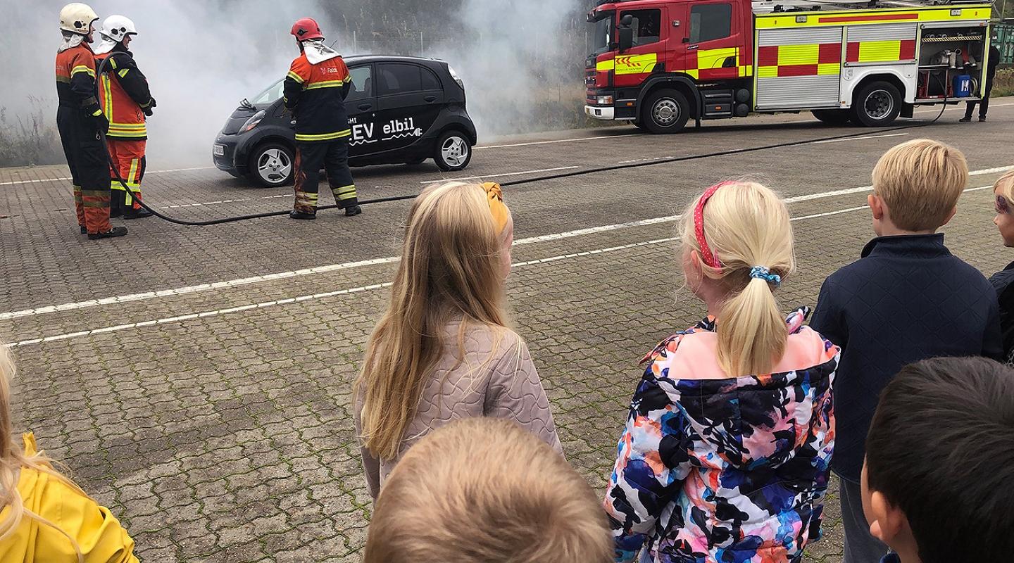 Foto: Fuld udrykning, larm og spænding. Børn fra Esbjerg Realskoles overværer et opstillet trafikuheld, hvor brandbiler og ambulancer kommer til undsætning.