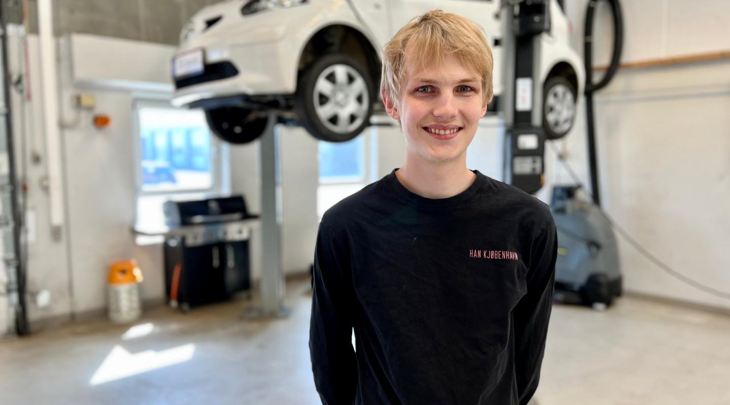 Syv år efter han startede på uddannelsen, kan 23-årige Victor nu endelig kalde sig udlært personvognsmekaniker med et 10-tal til svendeprøven. Foto: Rybners
