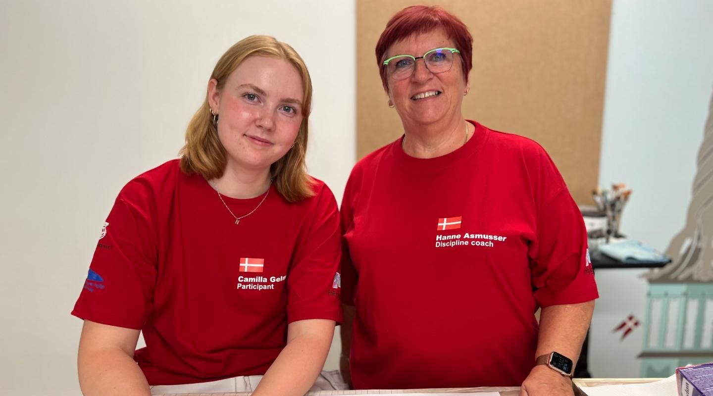 DM i Skills-vinder Camilla Gelmer (tv) håber på en top-10 placering til WordSkills. Faglærer Hanne Asmussen tror på sin dygtige elev. Foto: Rybners