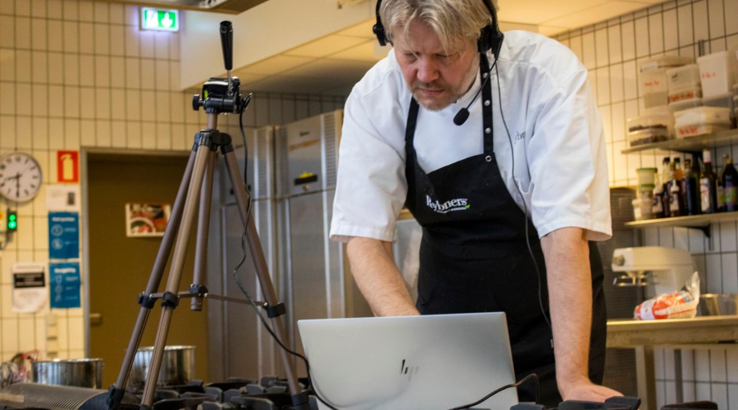Foto: Faglærer Lasse Bronton Slebsager online underviser skolens kokkeelever