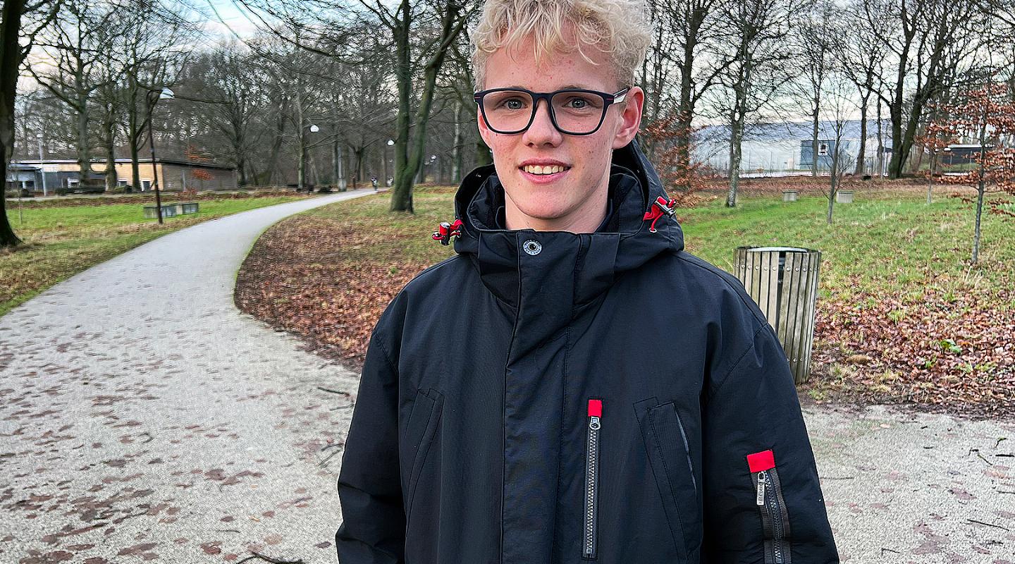 Rasmus lærte først at stave til sit eget navn i 7. klasse, men til eksamenen i mundtlig dansk på grundforløbet på Rybners fik han et 10-tal. Foto: Rybners
