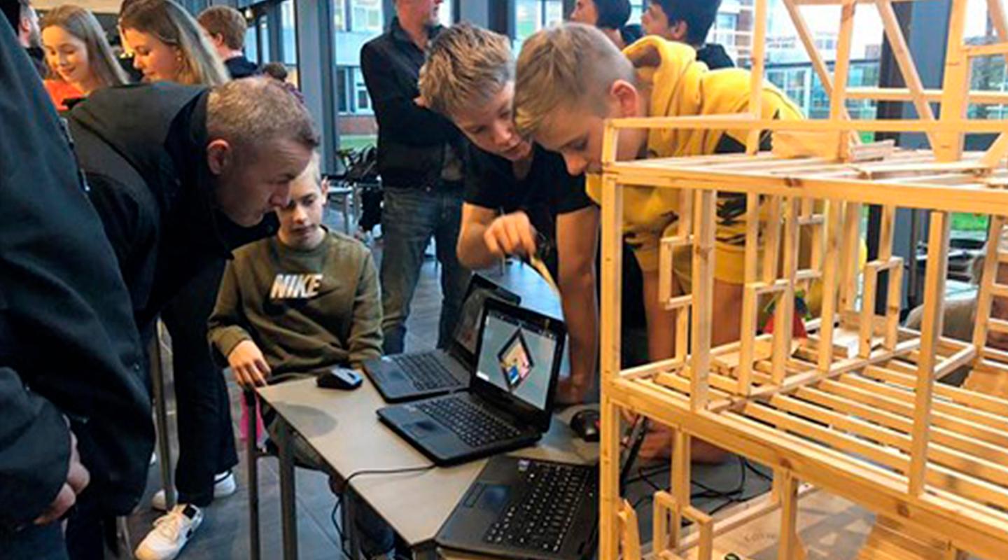 Foto: Efter en uges arbejde kunne eleverne fra Sønderrisskolen og Fourfeldtskolens 7. årgang vise deres minihuse frem for deres forældre.