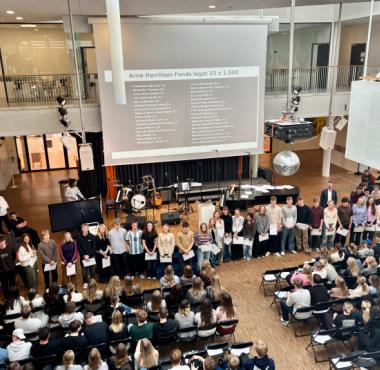 Her ses de 33 nuværende elever på Rybners Almene Gymnasium, som hver modtog 1.500 kroner fra Lektor Arne Harritsøs Fond.