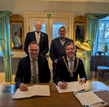 Samarbejdsaftalen blev underskrevet - af blandt andre Esbjergs borgmester Jesper Frost (nederst t.v.) - på energikonferencen High Wind 2026 i Stavanger. Foto: Stavanger Kommune.