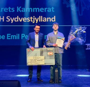 Joe Emil Pedersen, som har taget sin smedeuddannelse på Rybners, blev tildelt Årets Kammerat legatet fra FH Sydvestjylland på 7.500 kroner