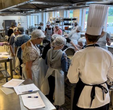 De ukrainske flygtninge får på kurset både faglige køkkenkompetencer og danskundervisning. Foto: Rybners