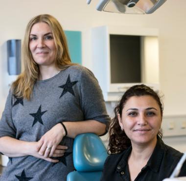 Foto: Anne Rathleff Vinther (tv) og Arife Olcay kommer begge til at nyde gode at det nye fleksible hovedforløb på tandklinikassistentuddannelsen. 